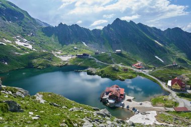 Balea lake Romanias Fagaras dağlarda yakınındaki evlerin havadan görünümü