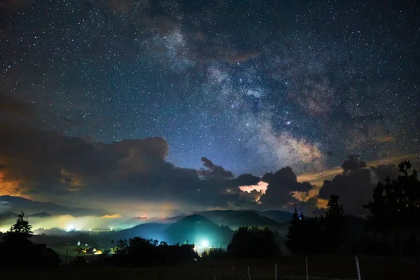 Nightscape Φώτα Της Πόλης Και Milky Way — Φωτογραφία Αρχείου