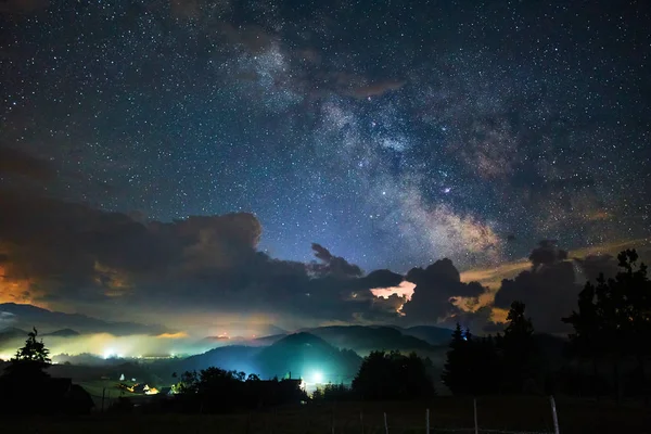 Paesaggio Notturno Con Luci Della Città Lattea — Foto Stock