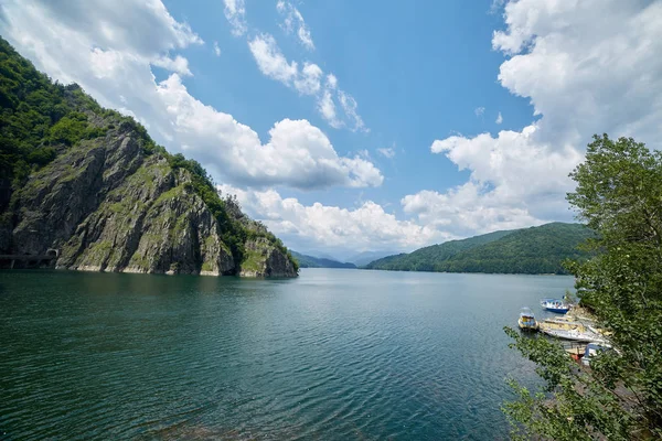 Vidraru のダム湖はフグラシ ルーマニアの山を風景します — ストック写真