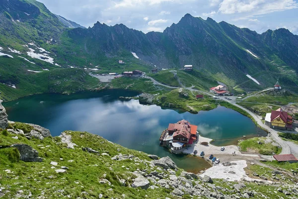 Vista Aérea Casas Cerca Del Lago Balea Las Montañas Rumanas —  Fotos de Stock