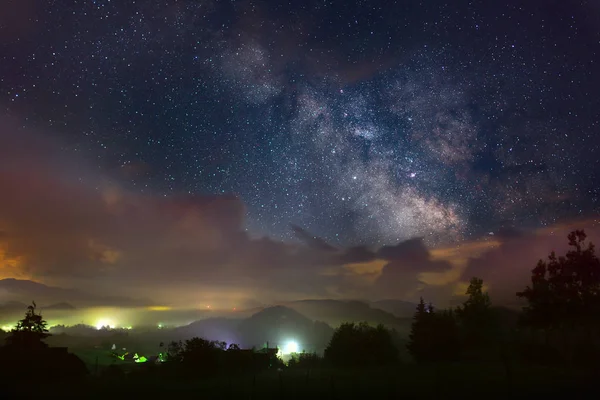 Nightscape Med Stadens Ljus Och Vintergatan Royaltyfria Stockbilder