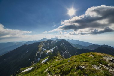Yaz aylarında yüksek rocky Dağları ile manzara