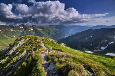 Yaz aylarında yüksek rocky Dağları görünümünü gözlemleyerek