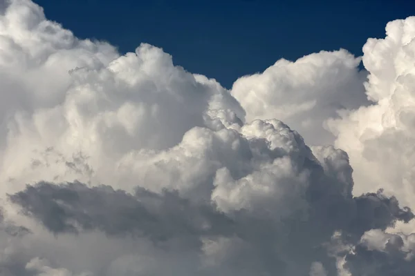 Облачный Ландшафт Большими Кучевыми Облаками Летом — стоковое фото