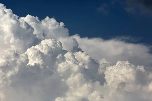 Wolkenlandschaft Mit Großen Flauschigen Wolken Sommer — Stockfoto