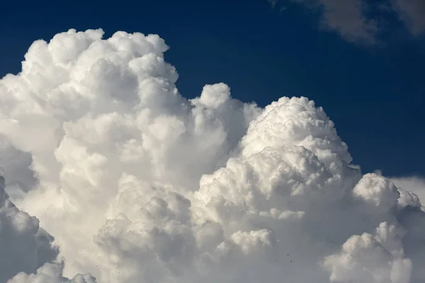 Wolkenlandschaft Mit Großen Weißen Und Grauen Flauschigen Wolken Sommer — Stockfoto