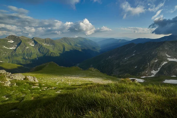 Panoramiczny Widok Wysokie Góry Skaliste Latem — Zdjęcie stockowe