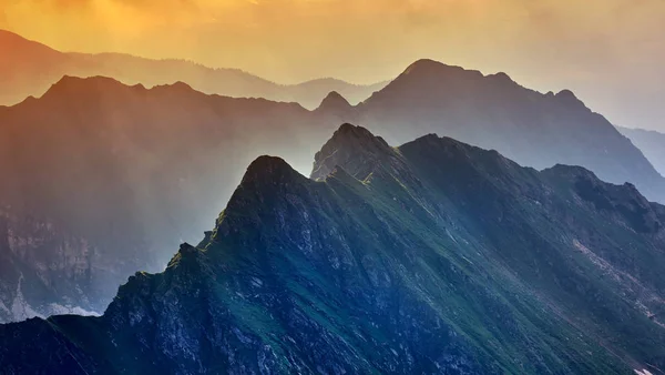 Paisagem Com Altas Montanhas Rochosas Verão Entardecer — Fotografia de Stock