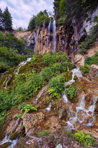 Vista Della Cascata Colorata Durante Giornata Estiva — Foto Stock