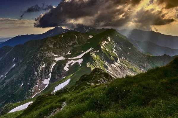 Dramatische Landschaft Hoher Felsiger Berge Sommer Der Dämmerung — Stockfoto
