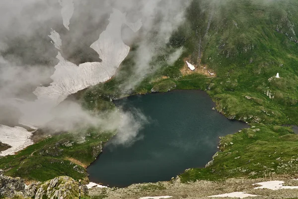 Paisagem Com Lindo Lago Glacial Nas Montanhas — Fotografia de Stock