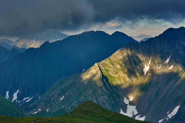 Panorámás Kilátás Nyílik Nyáron Magas Sziklás Hegység Stock Kép