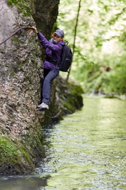 Kanyon Nehri üzerinde dağ duvara tırmanma kadın