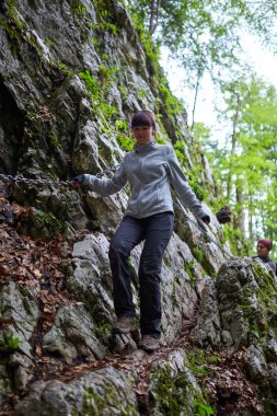 İnsanlar dağlarda kaba izinde hiking