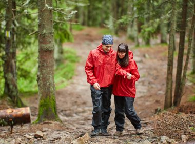 Doğal yeşil yaylaları'da yürüyüş genç çift 