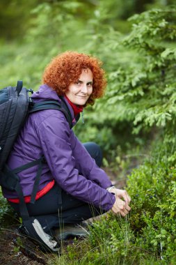 Sırt çantası huckleberries izini tespit kadınla