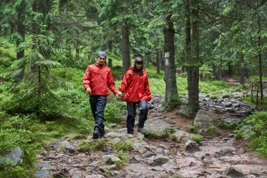 Doğal yeşil yaylaları'da yürüyüş genç çift 