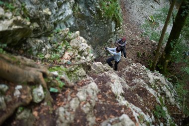 İnsanlar dağlarda kaba izinde hiking