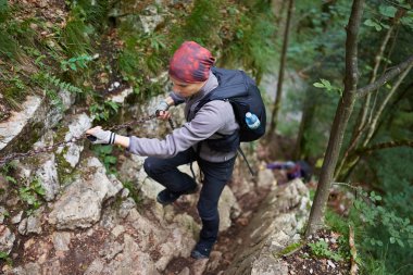 Hiking dağlarda kaba bir iz üzerinde genç adam