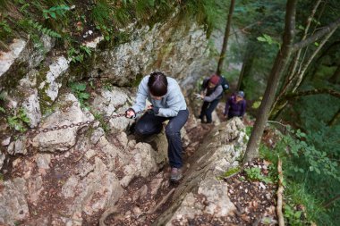 Genç kadın dağlarda kaba izinde hiking