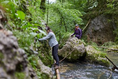 insanlar dağ orman izinde hiking
