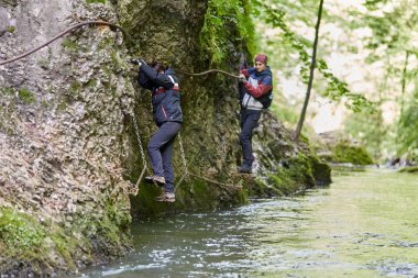insanlar dağ orman izinde hiking