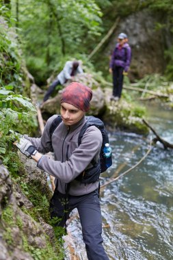 Bir grup insan dağ orman izinde hiking