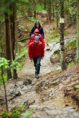 İn arkadaş grubu ile Dağlık bölgelerde hiking yağmurluklar