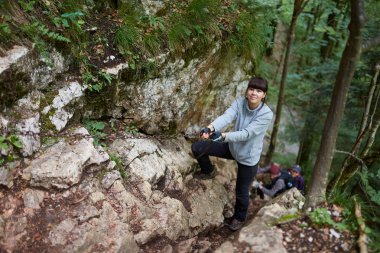 Genç kadın dağlarda kaba izinde hiking