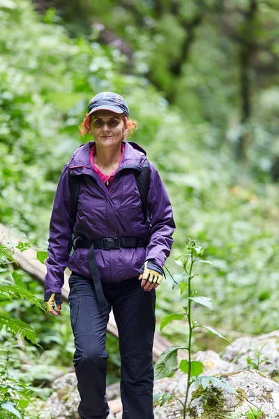 女性バックパッカーの森の道でハイキング — ストック写真