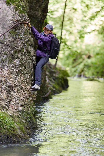 Kanyon Nehri üzerinde dağ duvara tırmanma kadın