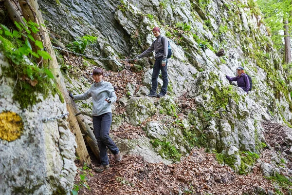 İnsanlar dağlarda kaba izinde hiking