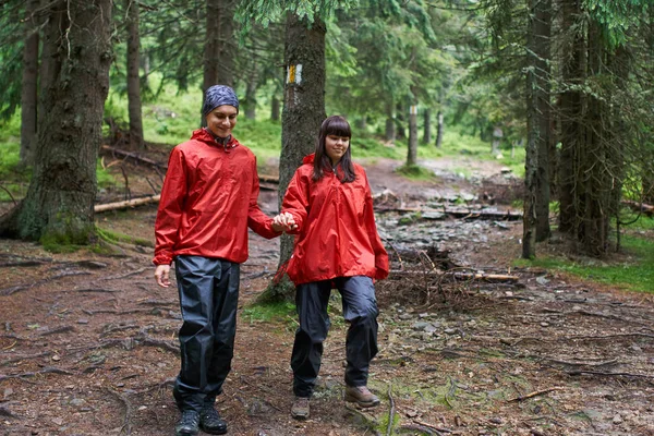 Pareja Joven Senderismo Las Montañas Verdes Escénicas —  Fotos de Stock