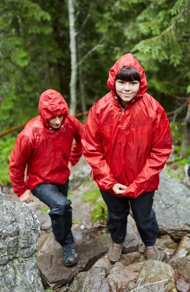 Doğal yeşil yaylaları'da yürüyüş genç çift 