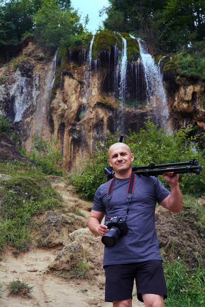 Професійний Фотограф Фотоапаратом Водоспадом Фоні — стокове фото