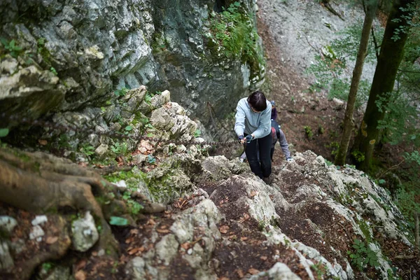 若い女性が山の荒い道でハイキング — ストック写真
