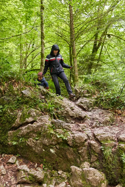 Pessoas Caminhadas Trilha Floresta Montanha — Fotografia de Stock