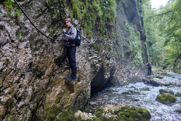 Osoby Piesze Wycieczki Niebezpieczny Szlak Góry Las — Zdjęcie stockowe