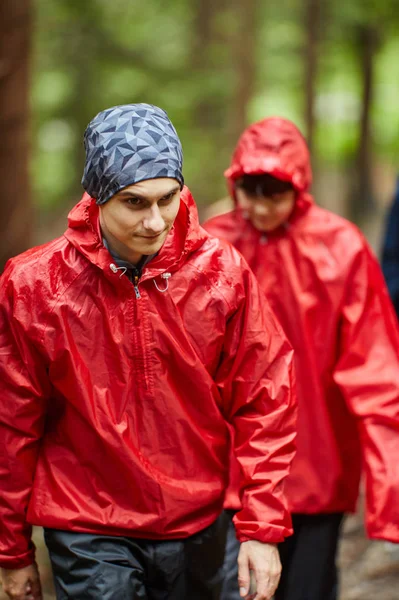 Junges Paar Beim Wandern Malerischen Grünen Hochland — Stockfoto