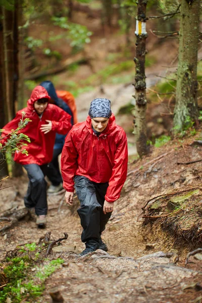 İn arkadaş grubu ile Dağlık bölgelerde hiking yağmurluklar