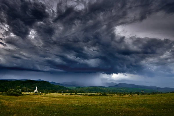 Sintflutartige Regenwolken Den Bergen — Stockfoto