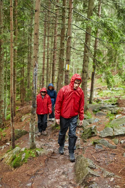 İn arkadaş grubu ile Dağlık bölgelerde hiking yağmurluklar