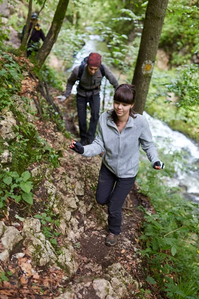 Menschen Wandern Auf Wanderwegen Bergwald — Stockfoto