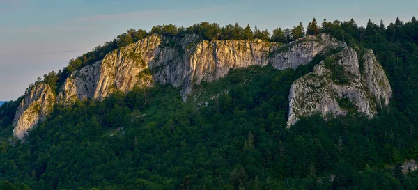 Vista Panorâmica Das Montanhas Calcárias Cobertas Por Florestas Caducas — Fotografia de Stock