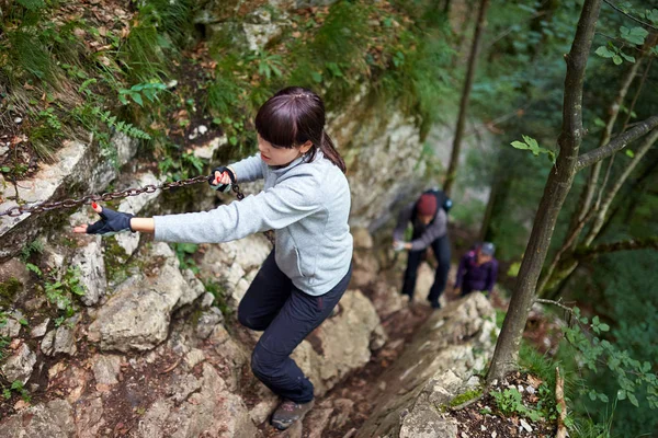 Genç kadın dağlarda kaba izinde hiking