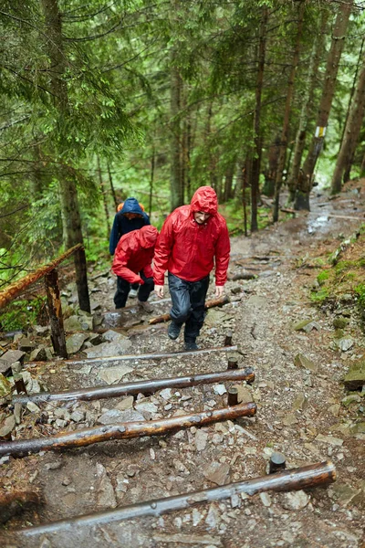 İn arkadaş grubu ile Dağlık bölgelerde hiking yağmurluklar