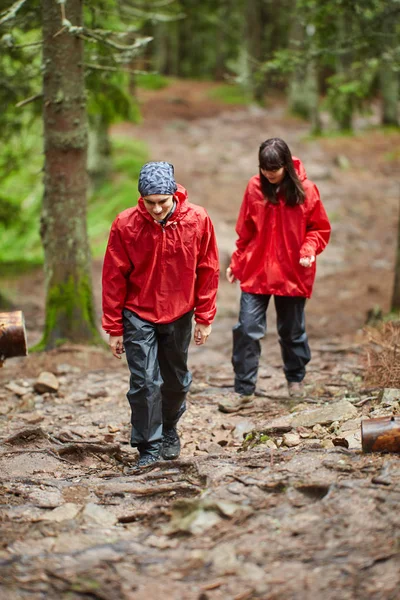 Doğal yeşil yaylaları'da yürüyüş genç çift 