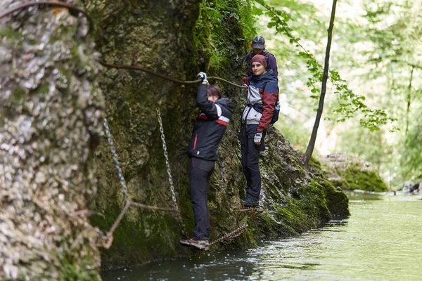insanlar dağ orman izinde hiking