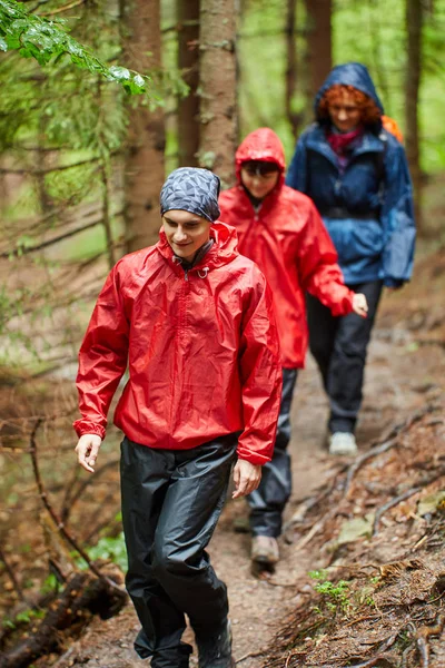 在高原的雨衣徒步旅行的朋友小组 — 图库照片